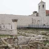 ...proprio accanto a un�area di scavo in cui � possibile ammirare resti di strutture millenarie, tra cui l�antica chiesa di San Pietro Maggiore
